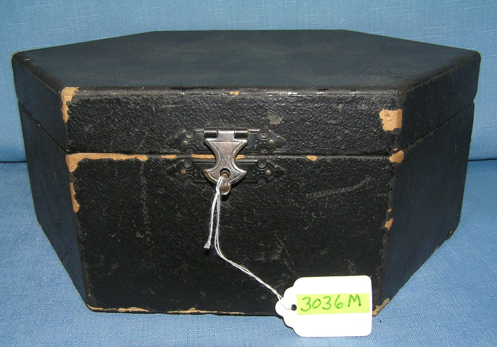 Antique felt lined glove/trinket box: Antique felt lined glove/trinket box circa early 1900's est. value $50.00-$60.00