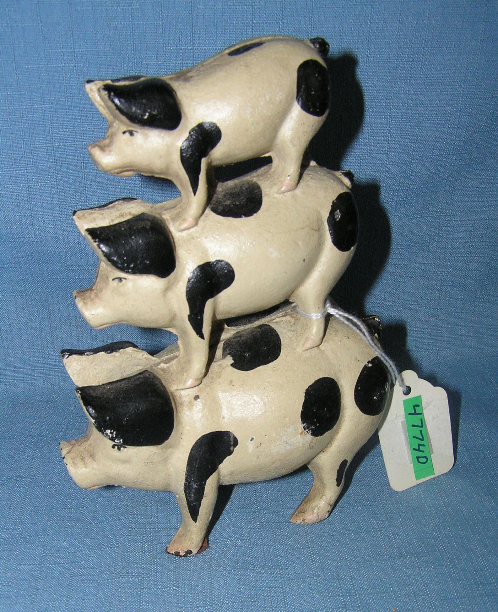 Group of 3 cast iron pigs: Group of 3 cast iron pigs est. value $65.00-$75.00
