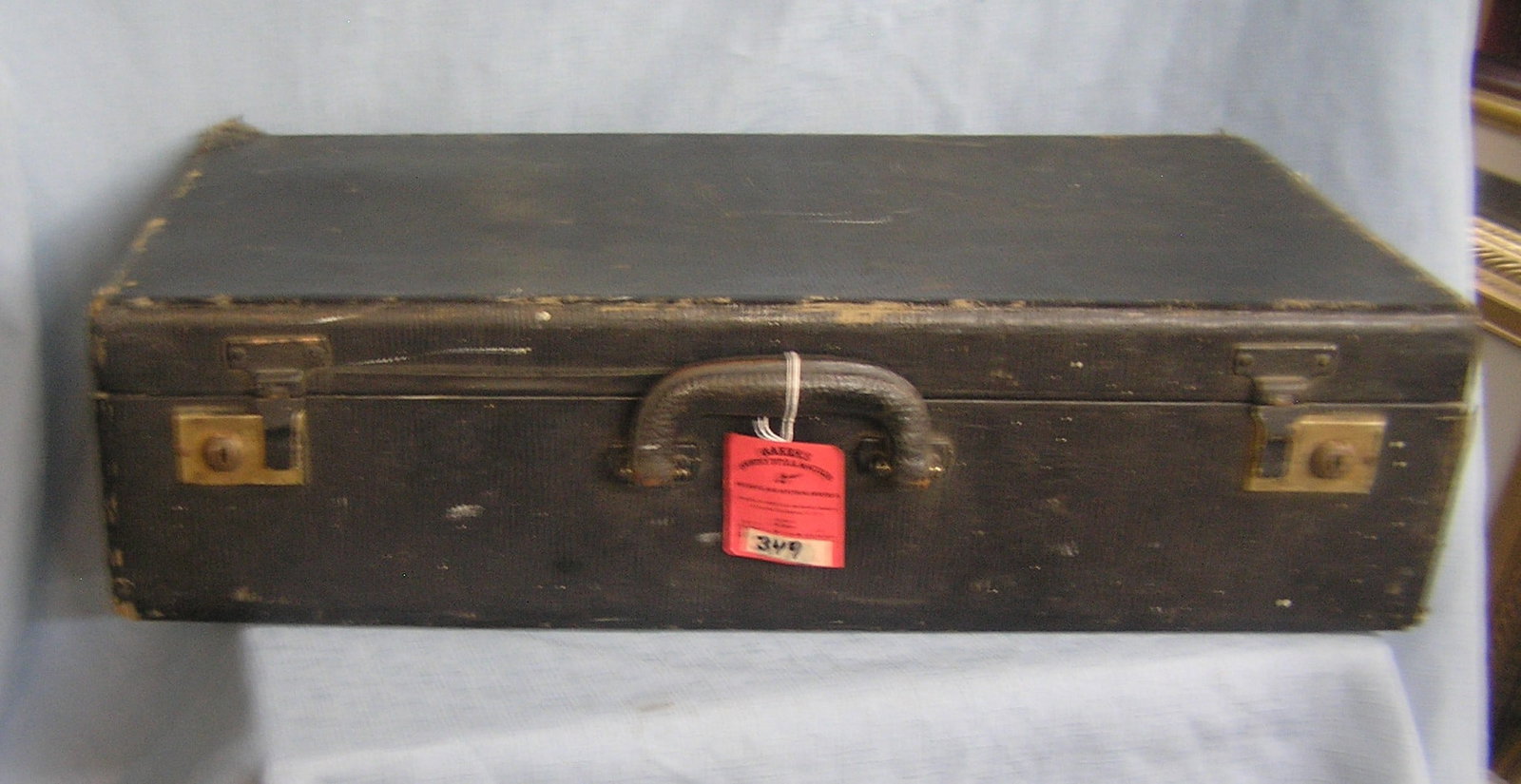 Antique travel luggage or salesman case: Antique travel luggage or salesman case condition as found est. value $30.00-$40.00