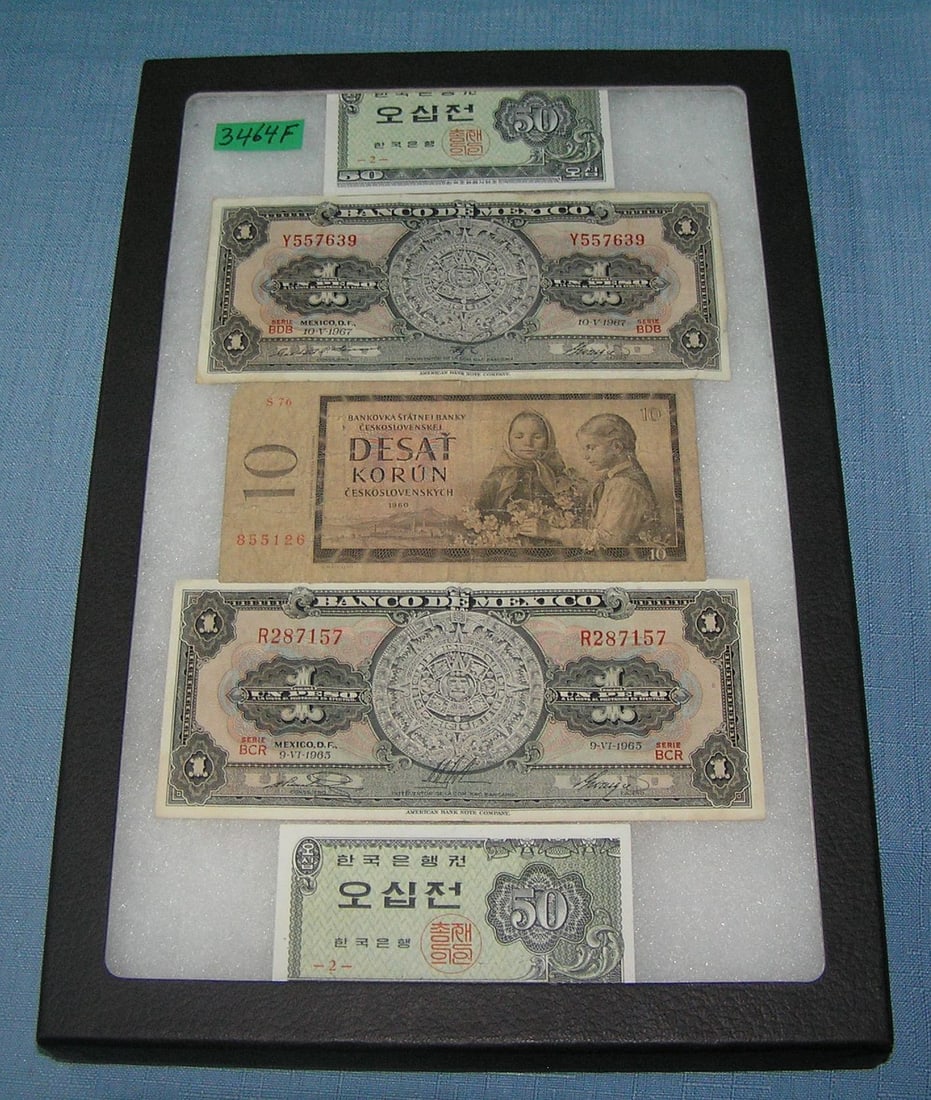 Group of vintage World currency: Group of vintage World currency est. value $75.00-$80.00