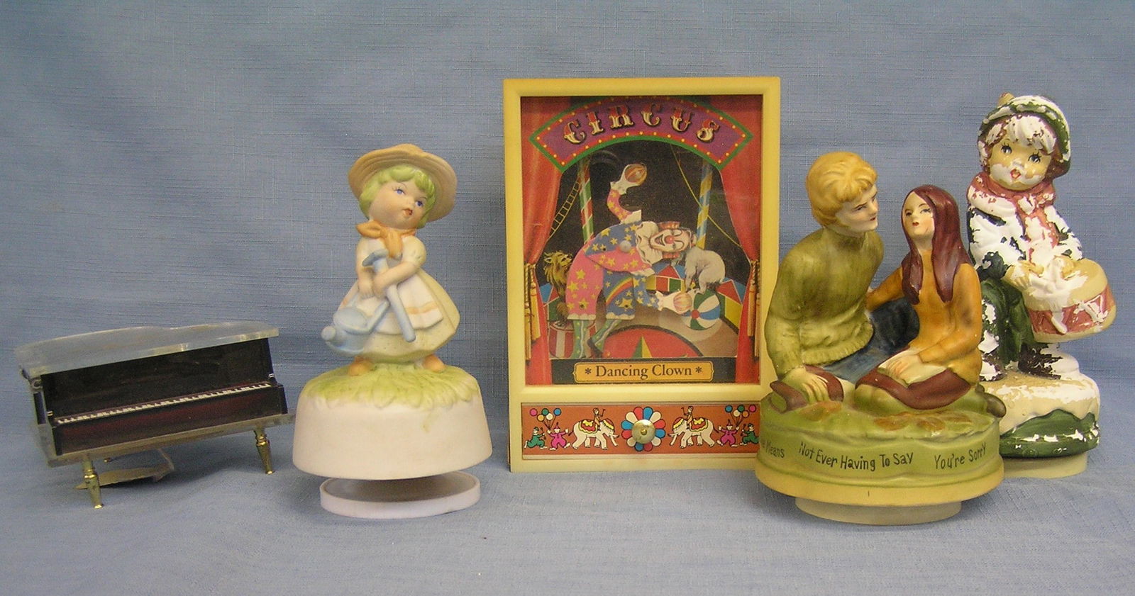 Vintage music boxes: Vintage music boxes, group of 5 est. value $125.00-$150.00
