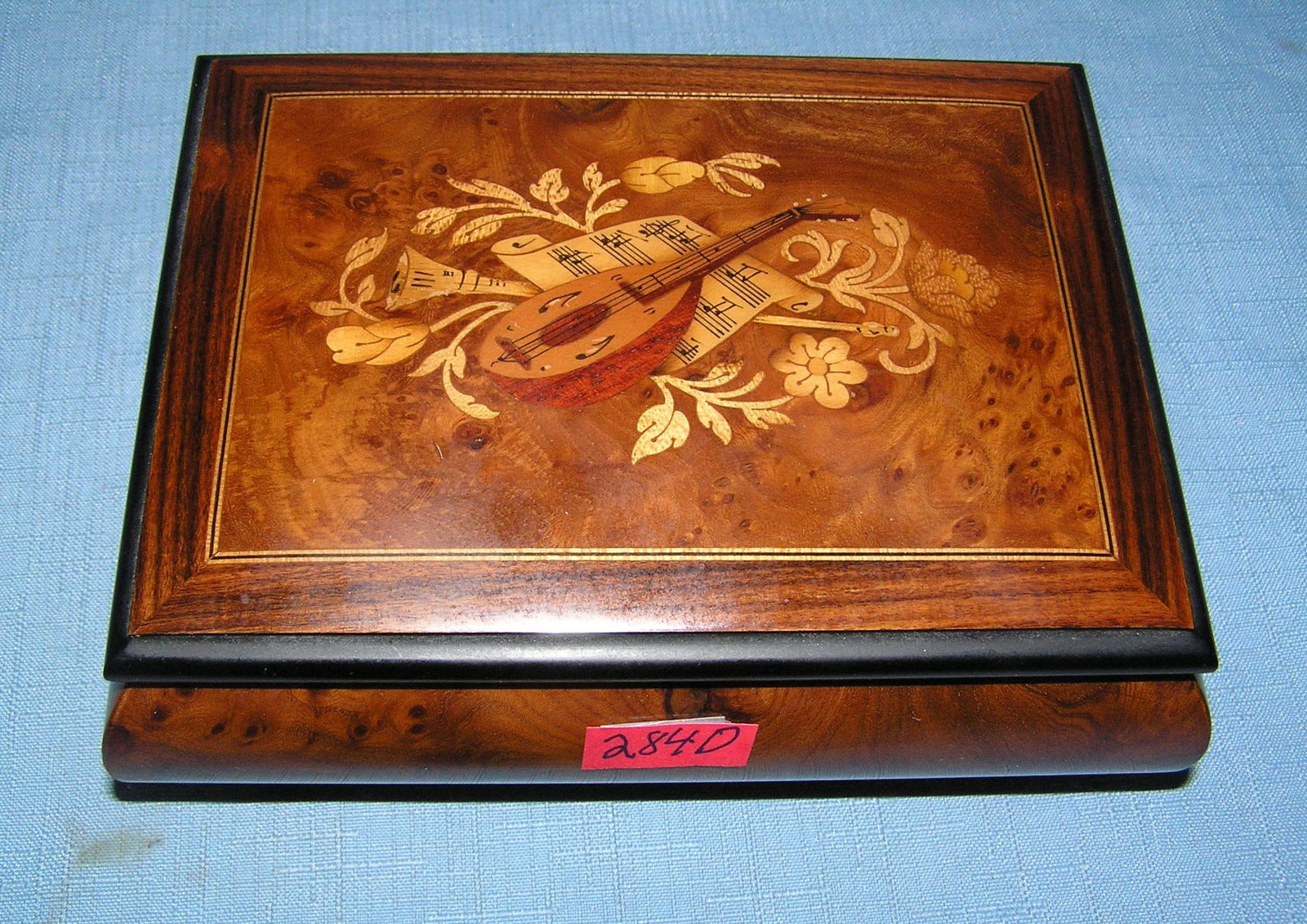 Italien musical jewelry box: Italien musical jewelry box inlaid with clear laquer coating plays the song Torna A Sorrento (Come Back to Sorrento) est. value $200.00-$225.00