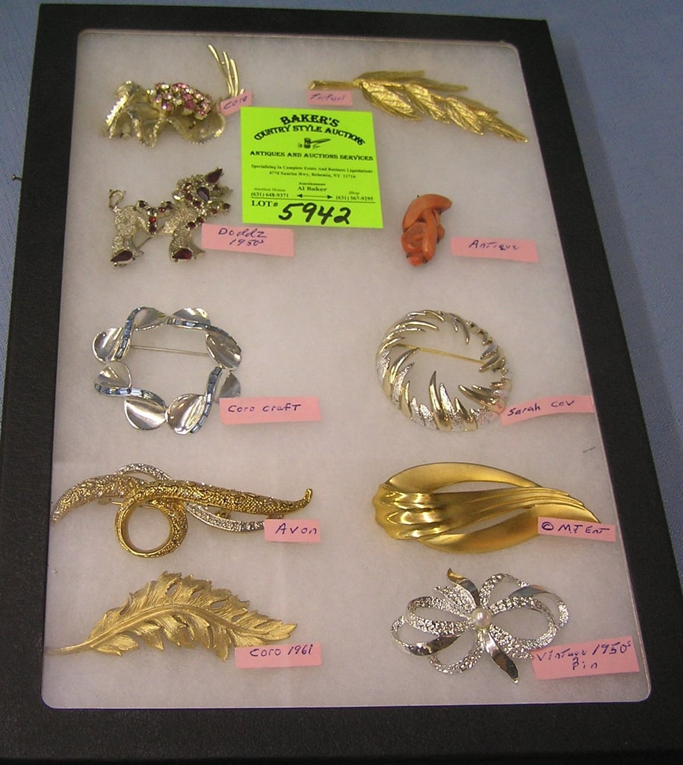 Collection of signed vintage pins: Collection of signed vintage pins includes Coro, Trifari ,Doddz, Coro craft, Sarah Coventry, M.J. INT. ,Avon, Coro 61 and more est. value $250.00-$275.00