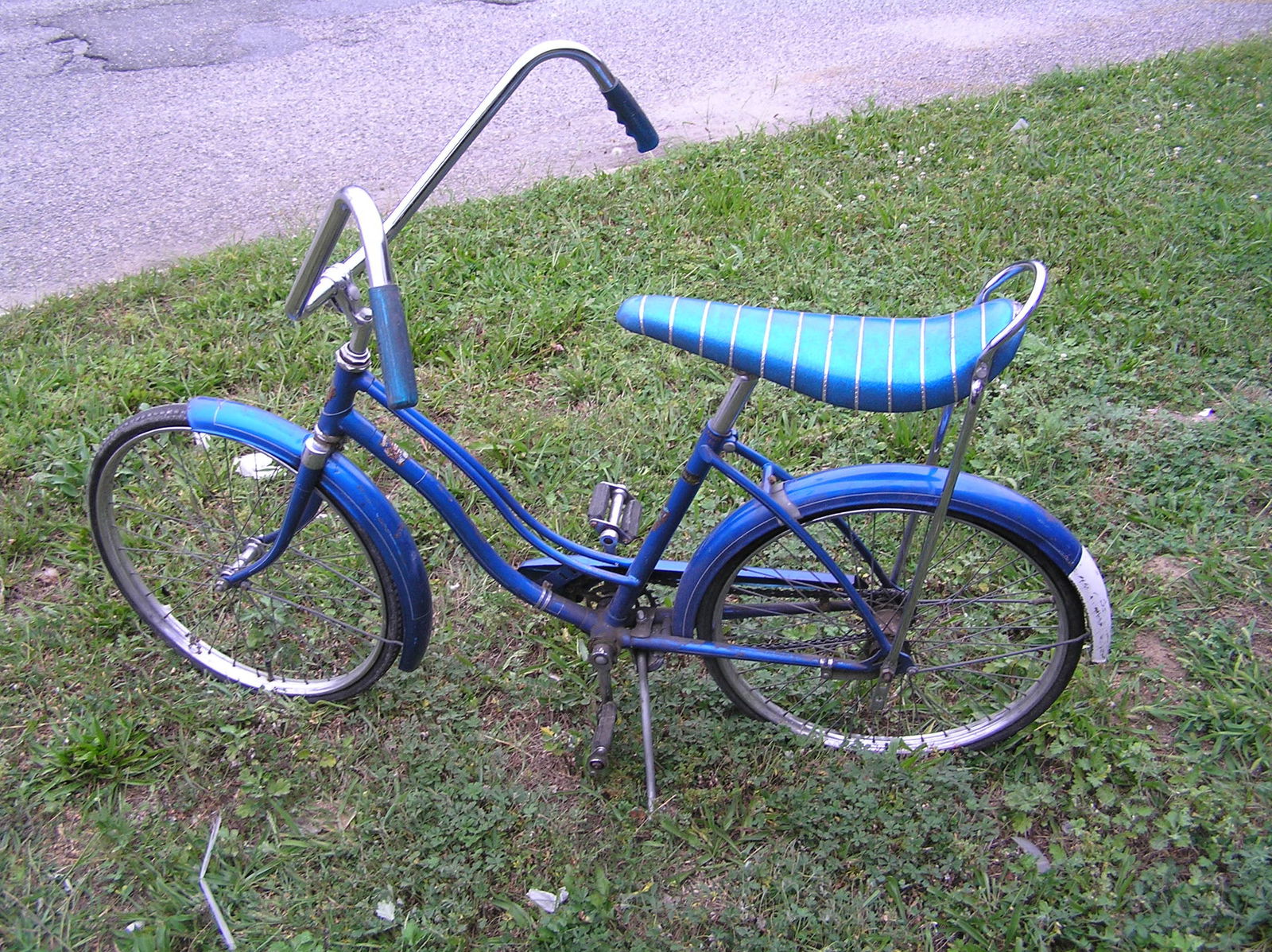 Vintage English Schwinn type bike with banana seat: Vintage English Schwinn type bike with banana seat marked Dunelf Mfg. Company , customer to arrange pick up or delivery of this item est. value $325.00-$350.00