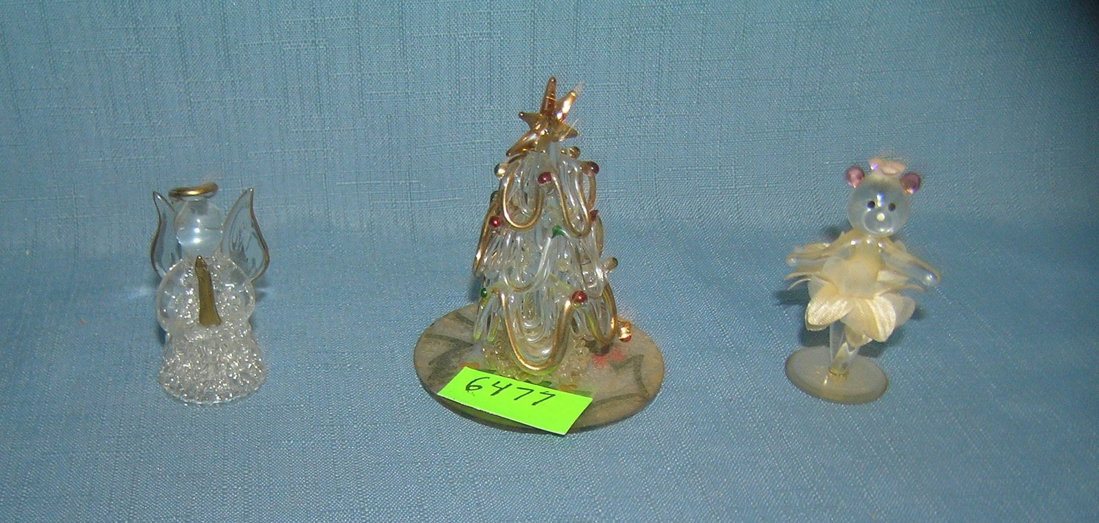 Group of miniature glass pieces: Group of miniature glass pieces est. value $25.00-$30.00