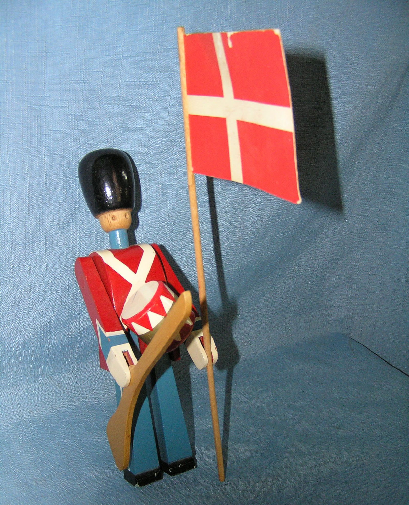 Vintage 1950s English soldier of the Royal King's Guard: Vintage 1950s English soldier of the Royal King's Guard complete with drum, wooden gun and flsg hand carved and painted by Dansk est. value $80.00-$100.00