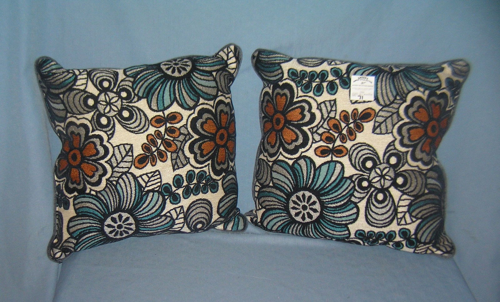 Modern decoative throw pillows: Modern decoative throw pillows est. value $50.00-60.00