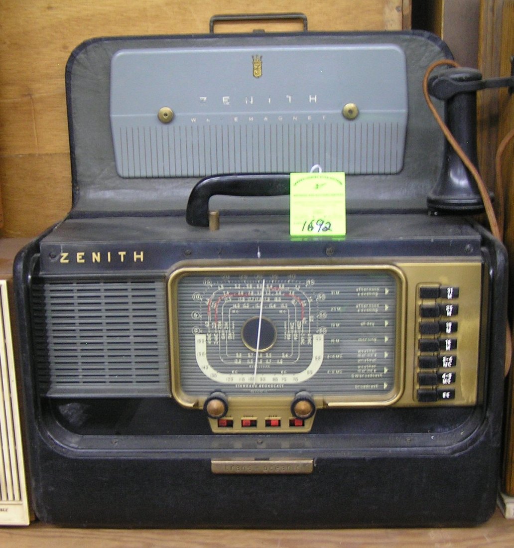 Vintage Zenith trans oceanic radio: Vintage Zenith trans oceanic radio est. value $150.00-$200.00