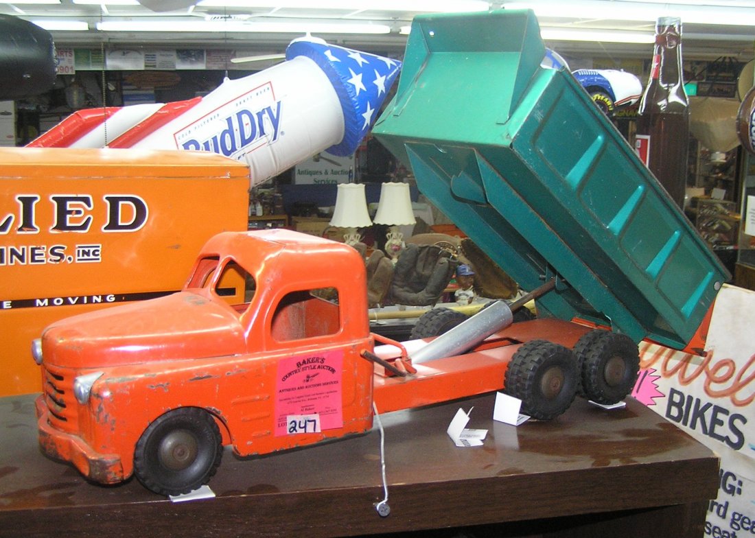 Early Structo hydraulic dump truck: Early Structo hydraulic dump truck really nice all original condition $200.00-$300.00
