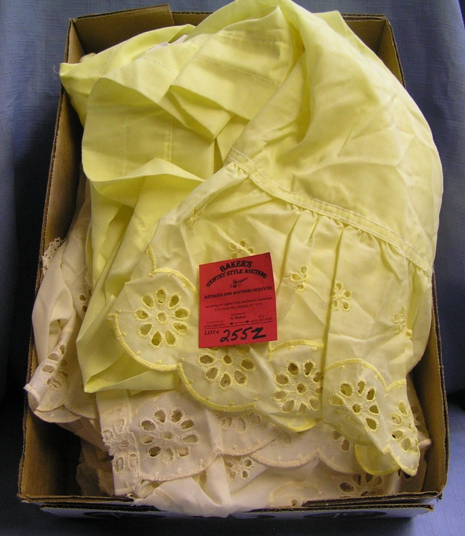Group of misc. curtains: Group of misc. curtains est. value $15.00-$20.00