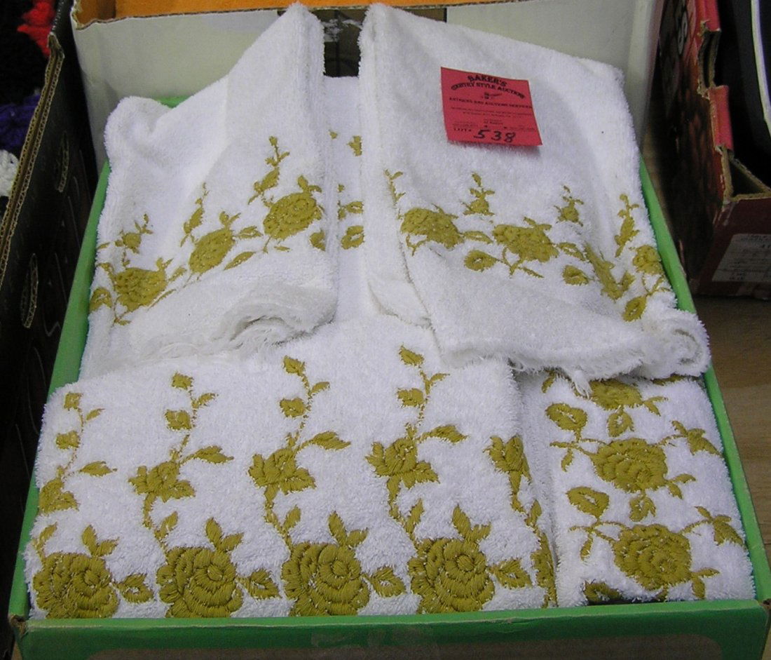 Box of vintage towels: Box of vintage towels est. value $30.00-$40.00