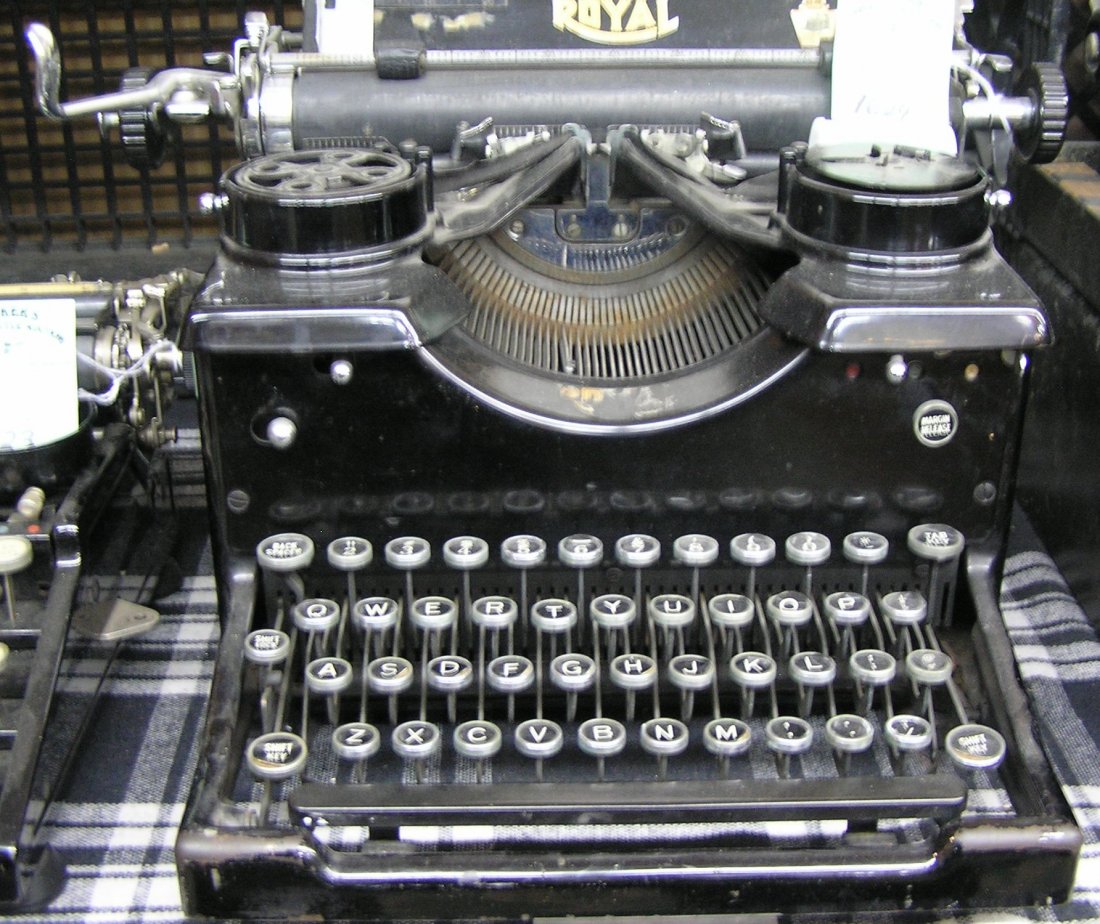 Antique Royal typewriter: Antique Royal typewriter est. value $200.00-$250.00