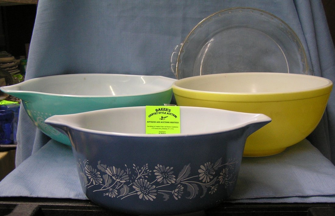 Group of four vintage Pyrex bowls: Group of four vintage Pyrex bowls est. value $40.00-$50.00