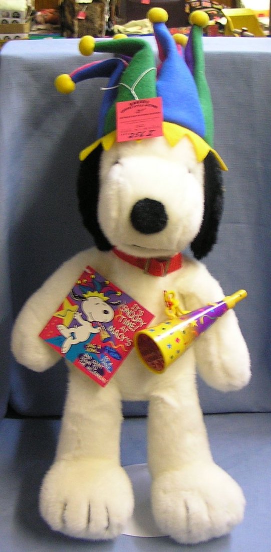 24 inch plush limeted editon Macy's Snoopy: 24 inch plush limeted editon Macy's Snoopy est. value $25.00-$35.00