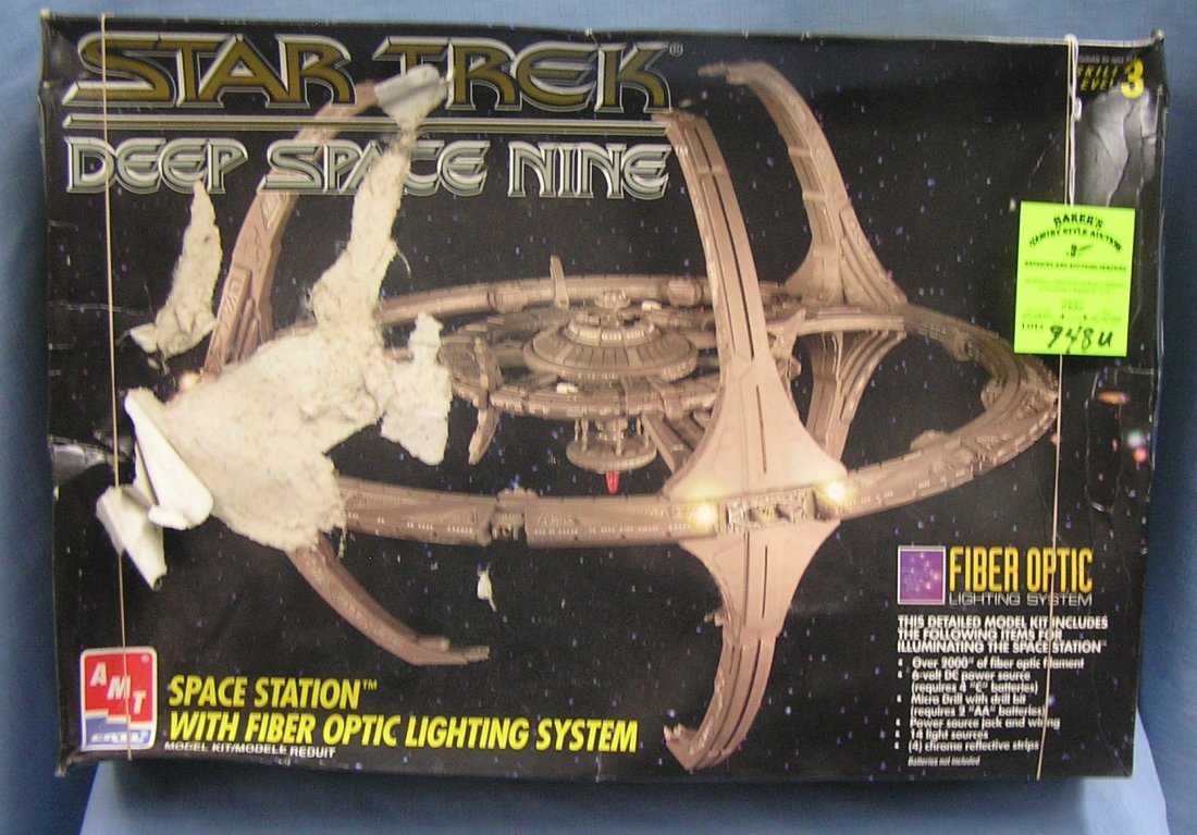 Vintage Star Trek Deep Space 9 model kit: Vintage Star Trek Deep Space 9 model kit est. value $30.00-$40.00