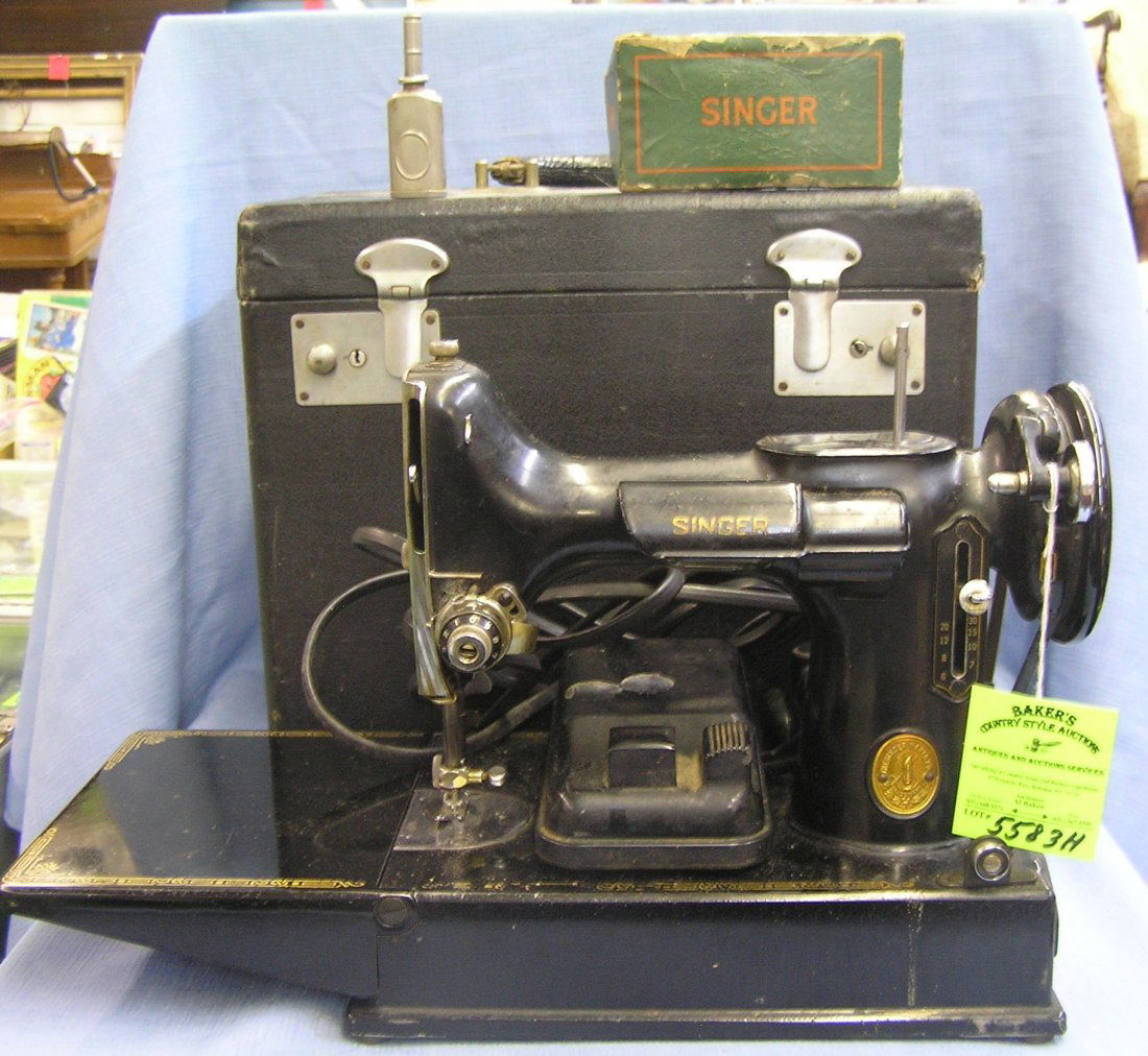 Early Singer featherweight sewing machine with orignal: Early Singer featherweight sewing machine with orignal box est valu $400.00-$450.00