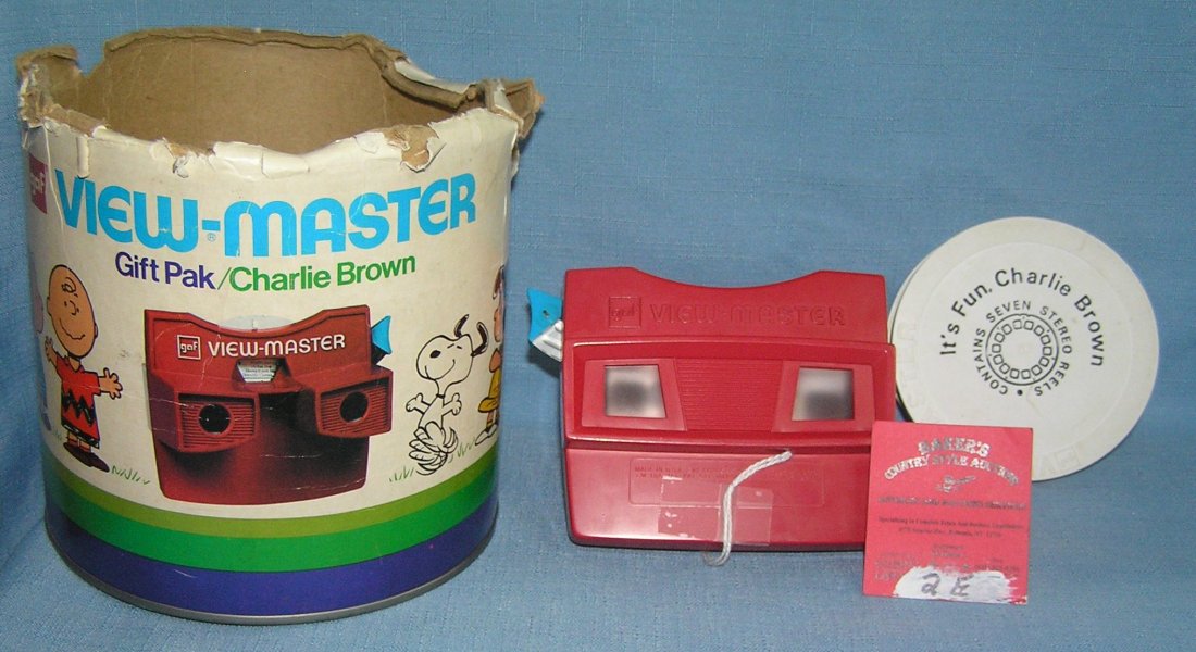 View Master viewer and 19 slides: View Master viewer and 19 slides includes 6 million dollar man, Snoopy, Spiderman, Dukes of Hazzard and Masters of the universe with original container est. value $40.00-$50.00
