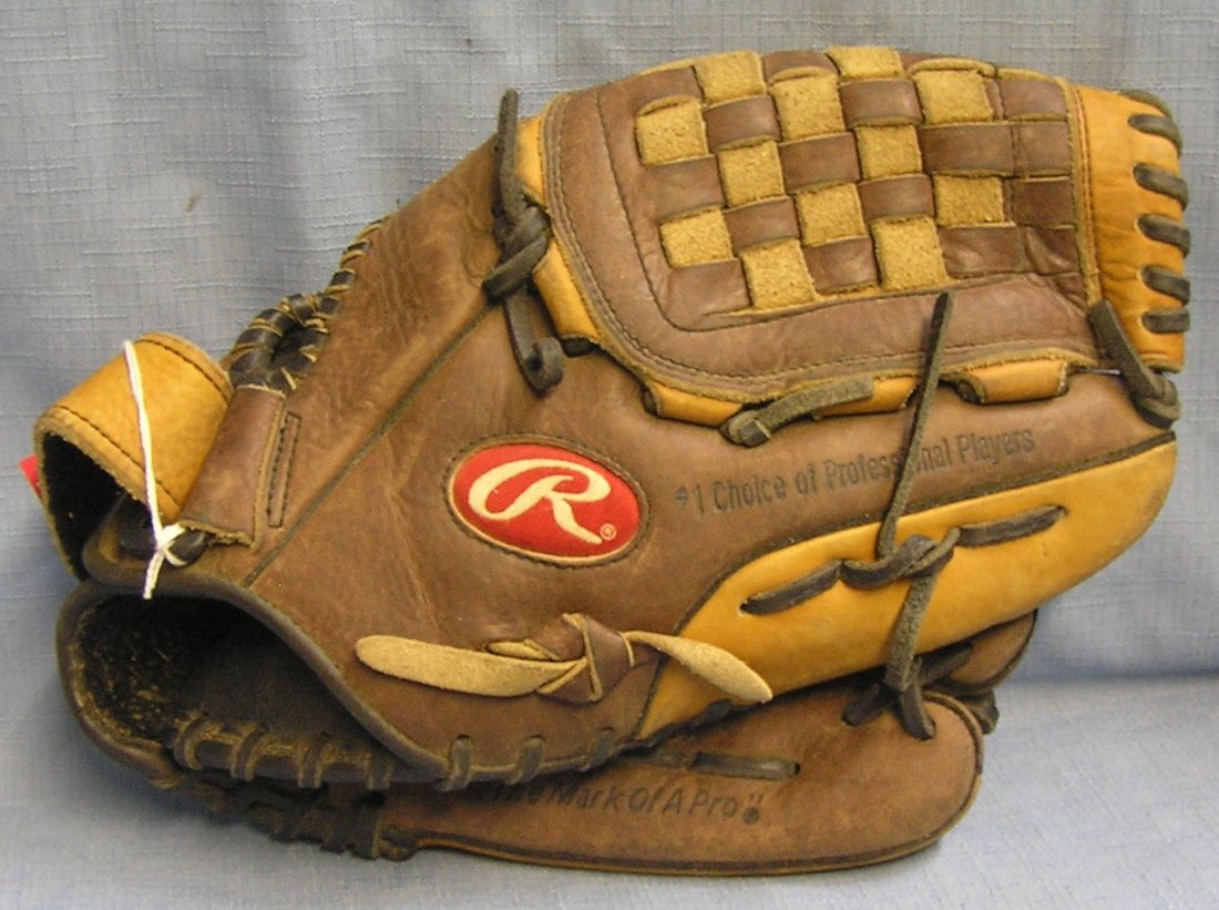 Vintage Rawlings leather baseball glove: Vintage Rawlings leather baseball glove est. value $40.00-$50.00