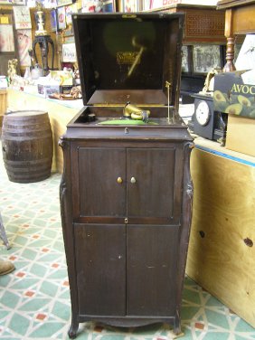 3040: Antique Rca Victor Phonograph With Gold Trim