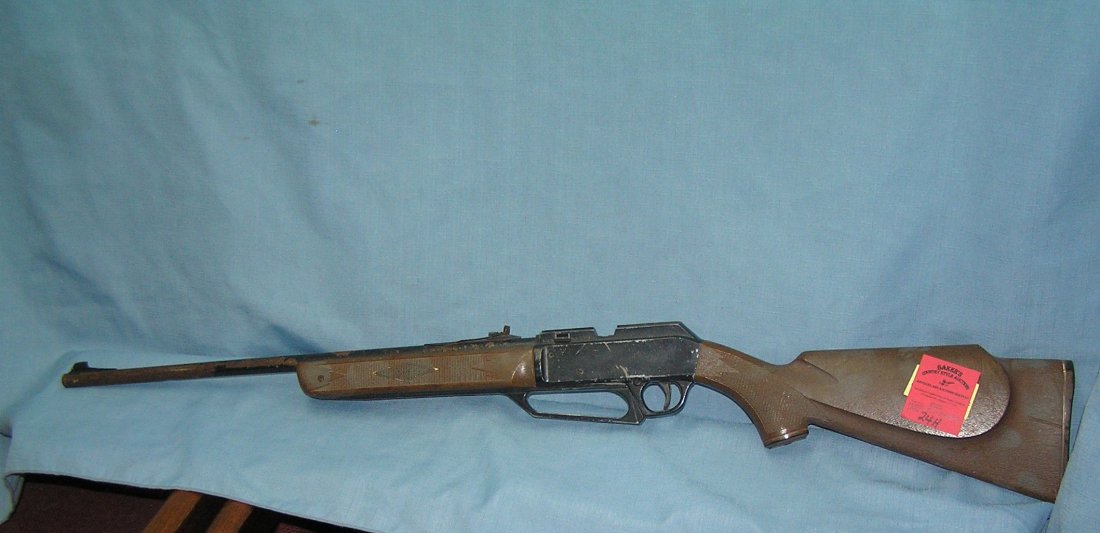 Vintage Daisy pump action BB rifle: Vintage Daisy pump action BB rifle condition as found, not firing est. value $50.00-$60.00