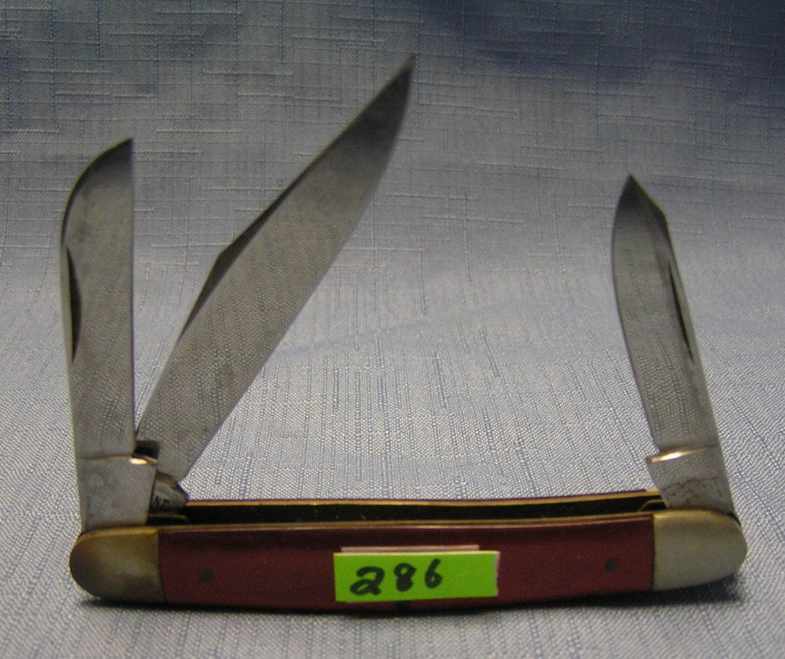 Vintage ruby red three bladed pocket knife: Vintage ruby red three bladed pocket knife by Regent circa 1950’s mint dealer store stock est. value $65.00-$75.00