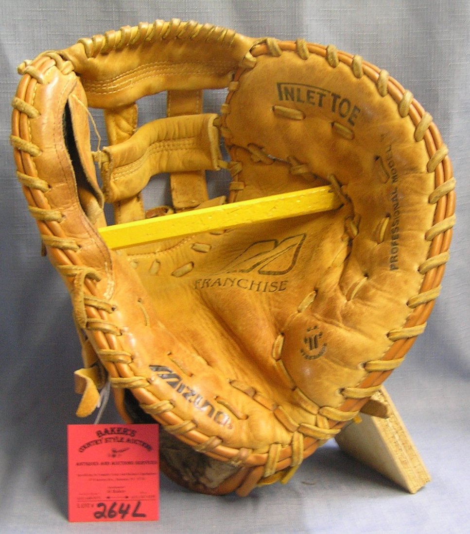 Vintage Mizuno leather baseball glove: Vintage Mizuno leather baseball glove est. value $50.00-$60.00