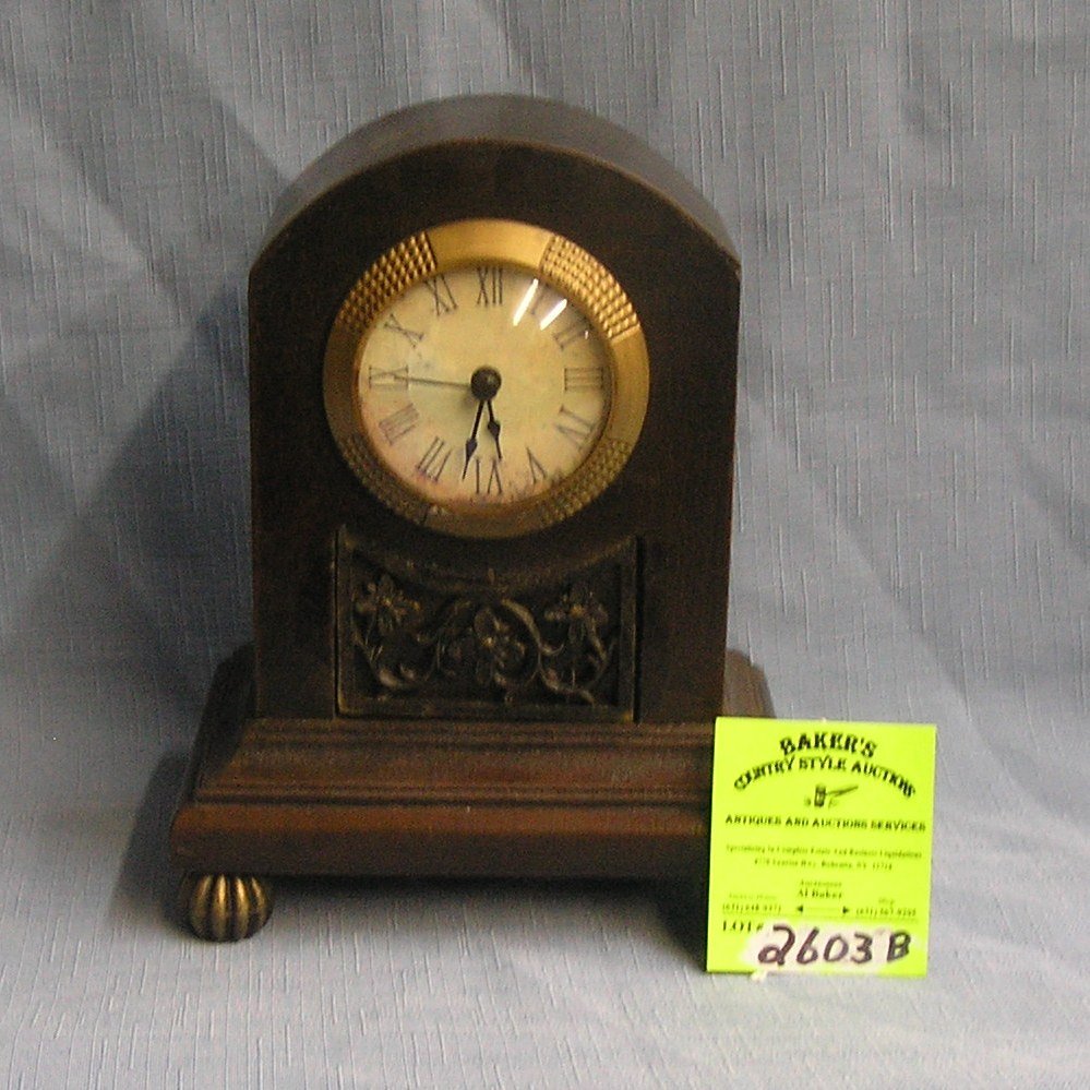 Antique style modern quartz shelf clock: Antique style modern quartz shelf clock est. value $40.00-$60.00
