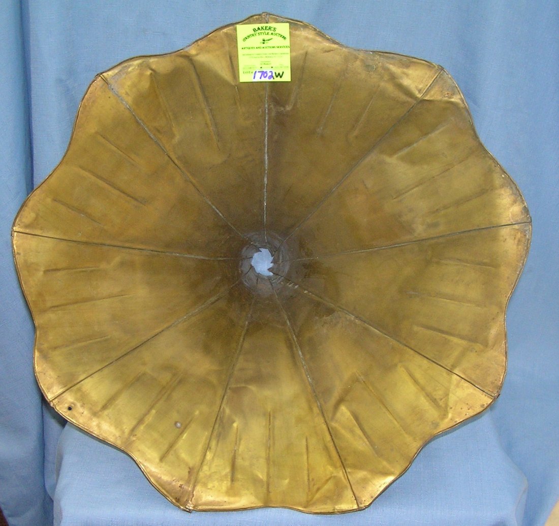 Antique solid brass phonograph horn: Antique solid brass phonograph horn est. value $100.00-$125.00