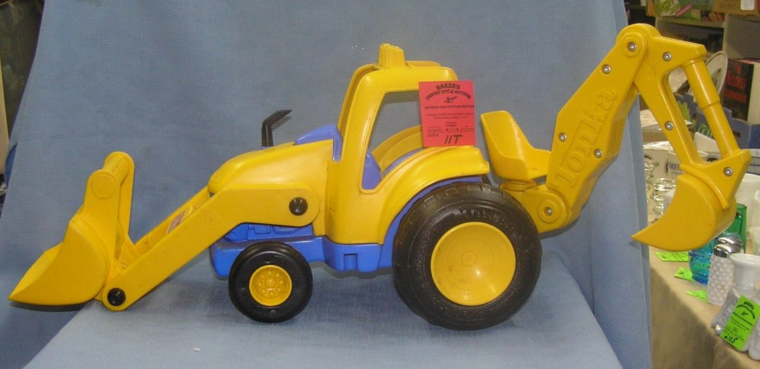 Vintage Tonka Bull dozer and back hoe: Vintage Tonka Bull dozer and back hoe est. value $30.00-$35.00