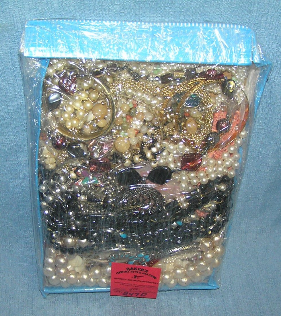 Tray lot of vintage costume jewelry: Tray lot of vintage costume jewelry, a great mixture that includes pendants, bracelets, necklaces and more est. value $100.00-$125.00