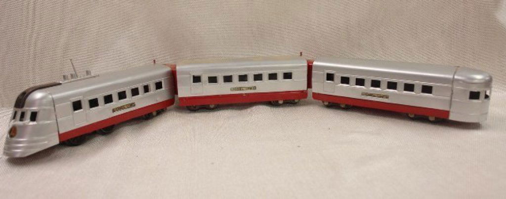 1950's 3 piece Lionel Train Set: 1950's 3 piece Lionel Train Set - Engine and two passenger cars