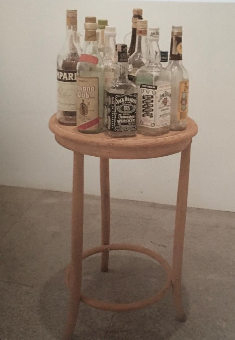 Juan Hidalgo (1927-2018): Juan Hidalgo (1927-2018) Likör, 1965-1989 Escultura, mesa y botellas de licor, 150 x 50 x 50 cm Exposiciones Zaj, Museo Nacional Centro de Arte Reina Sofía, Madrid, 1996 Bibliografía Za