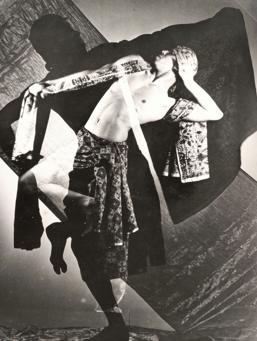 Jawamisches Tanz, 1934.: Edmund Kesting (1892-1970) Jawamisches Tanz, 1934. Gelatina de plata, manuscrito Kesting, tiraje de época. 20,4 x 16 cm,