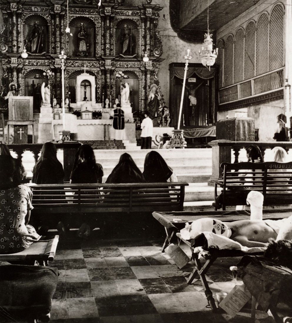 Oficial americano herido en la catedral de Leyte,: W. Eugene Smith (1918-1978) Oficial americano herido en la catedral de Leyte, Filipinas, 1944. Gelatina de plata, tiraje de época. imagen 18 x 16 cm, papel 19 x 18 cm,