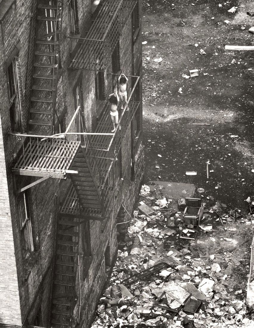 Nueva York, década de 1960.: Bruce Davidson (1933) Nueva York, década de 1960. Gelatina de plata, sello húmedo del fotógrafo y de la galería, tiraje de época. imagen 23 x 18 cm, papel 34, 5 x 24, 5 cm,