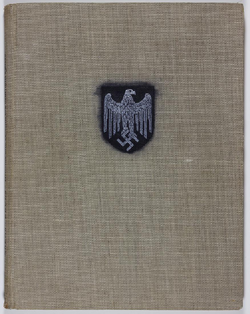 "MEN AND WEAPONS OF THE GERMAN ARMY", BY JOSEF ARENS: "MEN AND WEAPONS OF THE GERMAN ARMY", BY JOSEF ARENS Desireable Third Reich art book, "Manner und Waffen des Deutschen Heeres", by Josef Arens (Berlin: G. Grote'sche Verlagsbuchhandlung), 1941, 85pp.