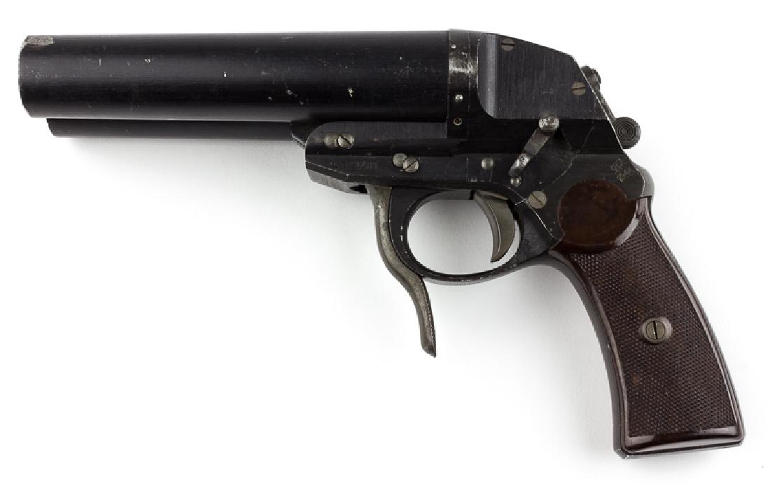 GERMAN LUFTWAFFE DOUBLE-BARRELED FLARE GUN: GERMAN LUFTWAFFE DOUBLE-BARRELED FLARE GUN Scarce double-barreled German flare pistol, alloy construction with lacquered finish and steel and bakelite fittings. The pistol has alloy barrels with a hin