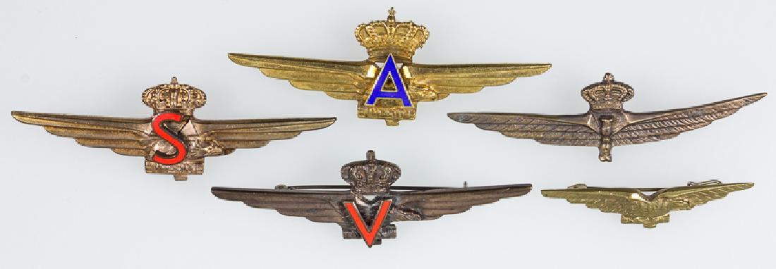 ITALIAN FLYER PILOTS WINGS: ITALIAN FLYER PILOTS WINGS Good lot of five Italian pilots wings, four normal sizes, one shirt wing, various specialties. No makers indicated. Sold as a lot, should be seen.
