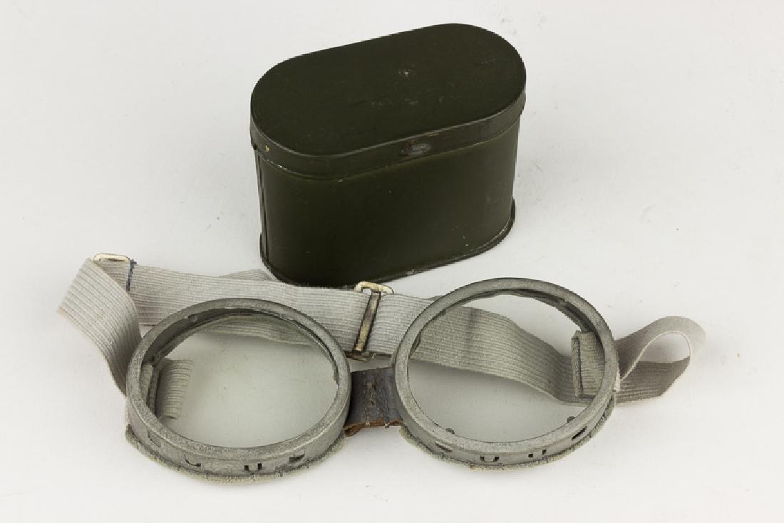 GERMAN GOGGLES: GERMAN GOGGLES German goggles, glass lenses with elastic strap still supple, in green painted container. In very fine condition.