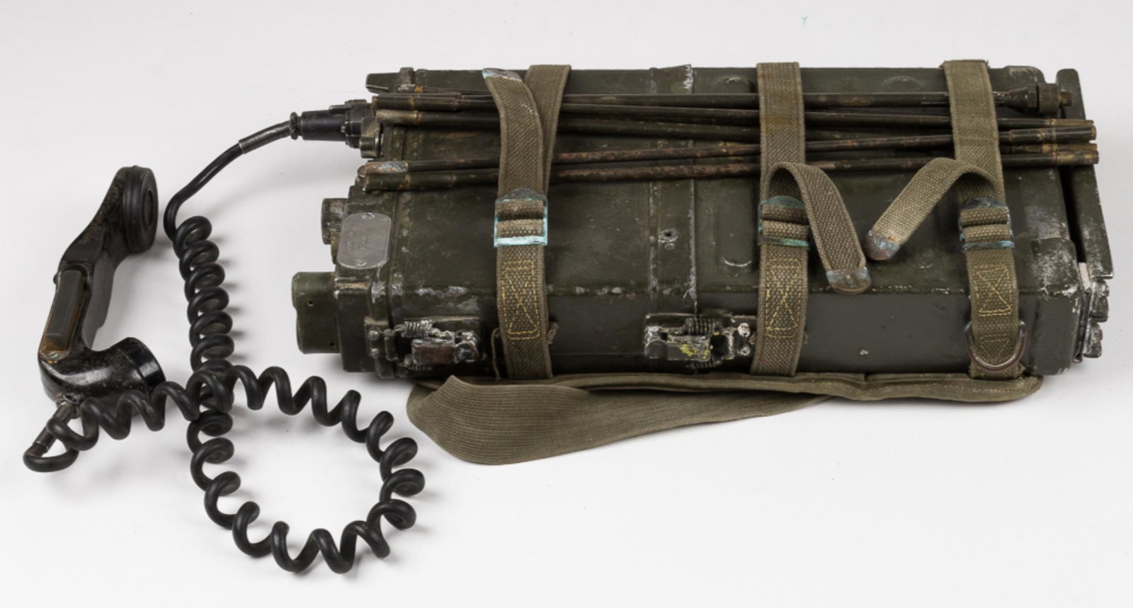 KOREAN WAR-ERA U.S. ARMY PRC-10 BACKPACK RADIO: U.S. Army PRC-10 backpack radio with all straps, collapsible antenna, and handset. The AN/PRC-10 came into the Army inventory in March, 1951. It is a 16 tube FM radio which was used as a squad radio. 