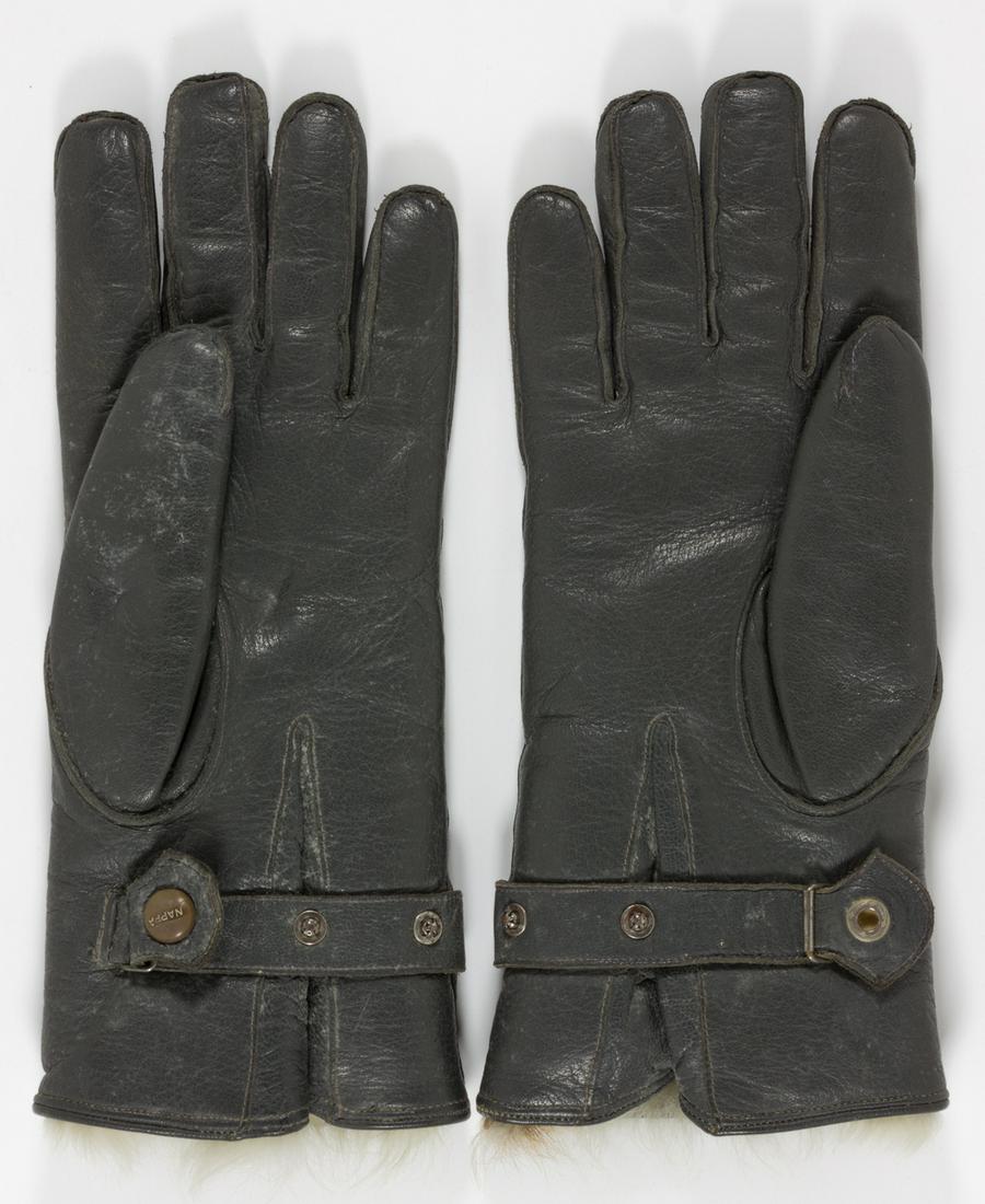 LUFTWAFFE PILOT AIRCREW FLIGHT GAUNTLETS: Green, multi-panel Luftwaffe gloves, size 8.5, with long extended cuffs. The original wrist straps with two snaps present on both, buttons marked"NAPPA"Â, and the interior is lined with fur, likely r