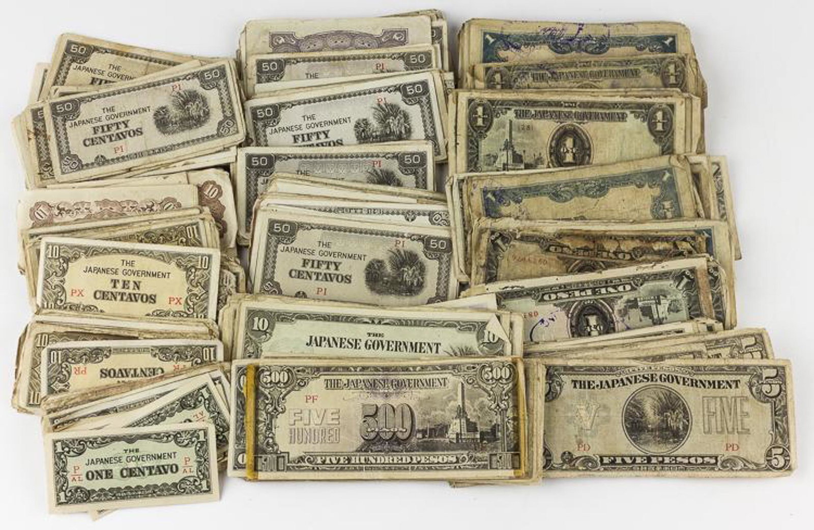JAPANESE OCCUPATION CURRENCY - PHILIPPINES: Huge lot of over 600 pieces of Japanese occupation currency issued for use in the Phillippines, denominations from ten centavos to 1,000 pesos though the vast majority being up to and including one pe