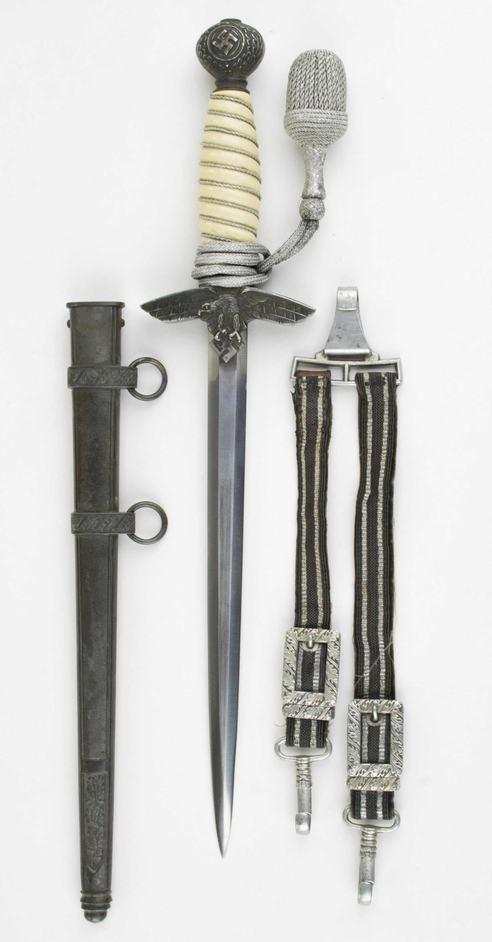 LUFTWAFFE DAGGER, SECOND MODEL BY PUMA: Beautiful complete Luftwaffe officerâ€™s dagger made by Puma, Solingen. A high-quality dagger with bright blade ending in a sharp point. The blade ricasso on the reverse is cleanly stamped with t