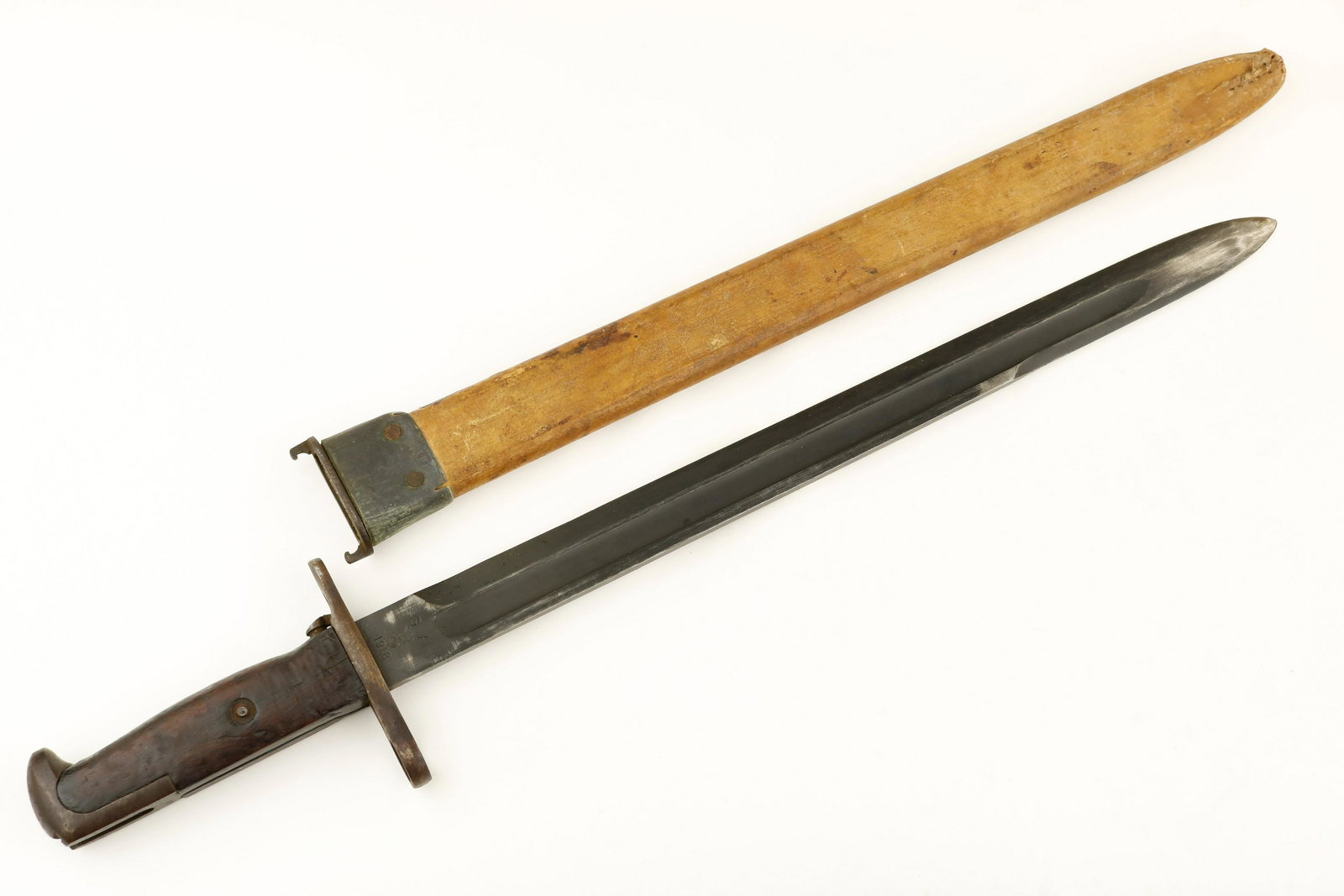 M1905 SPRINGFIELD ARSENAL BAYONET WITH SCABBARD: M1905 Springfield Arsenal Bayonet, carved wood grips with one grip displaying only a small crack, blade retains 75% of original finish, and has not been sharpened. Blade is marked: 'S A 1918' and 'U S