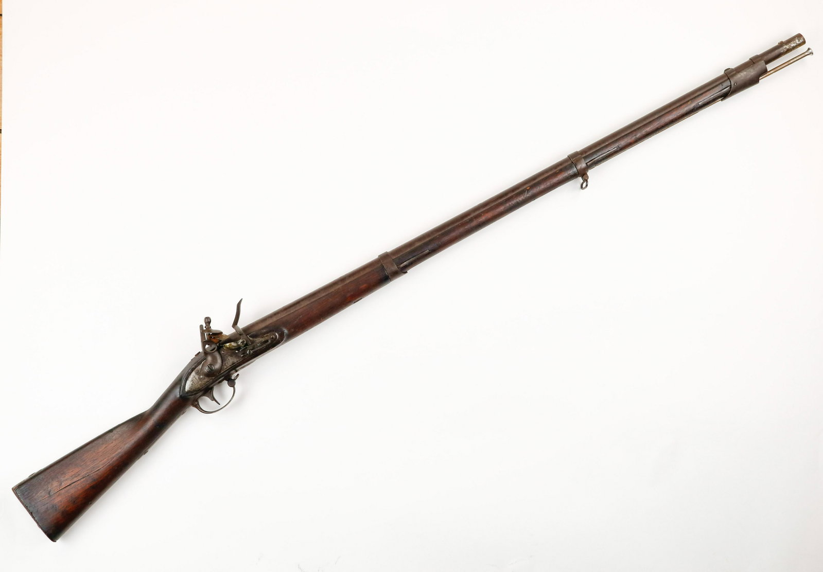 U.S. MODEL 1816 FLINTLOCK MUSKET: A late model flintlock with exceptionally rare provenance. Federal contract issue U.S. model 1816 flintlock musket, .69 cal., with a round smoothbore browned barrel, length of 42 in., overall 57.5 in.