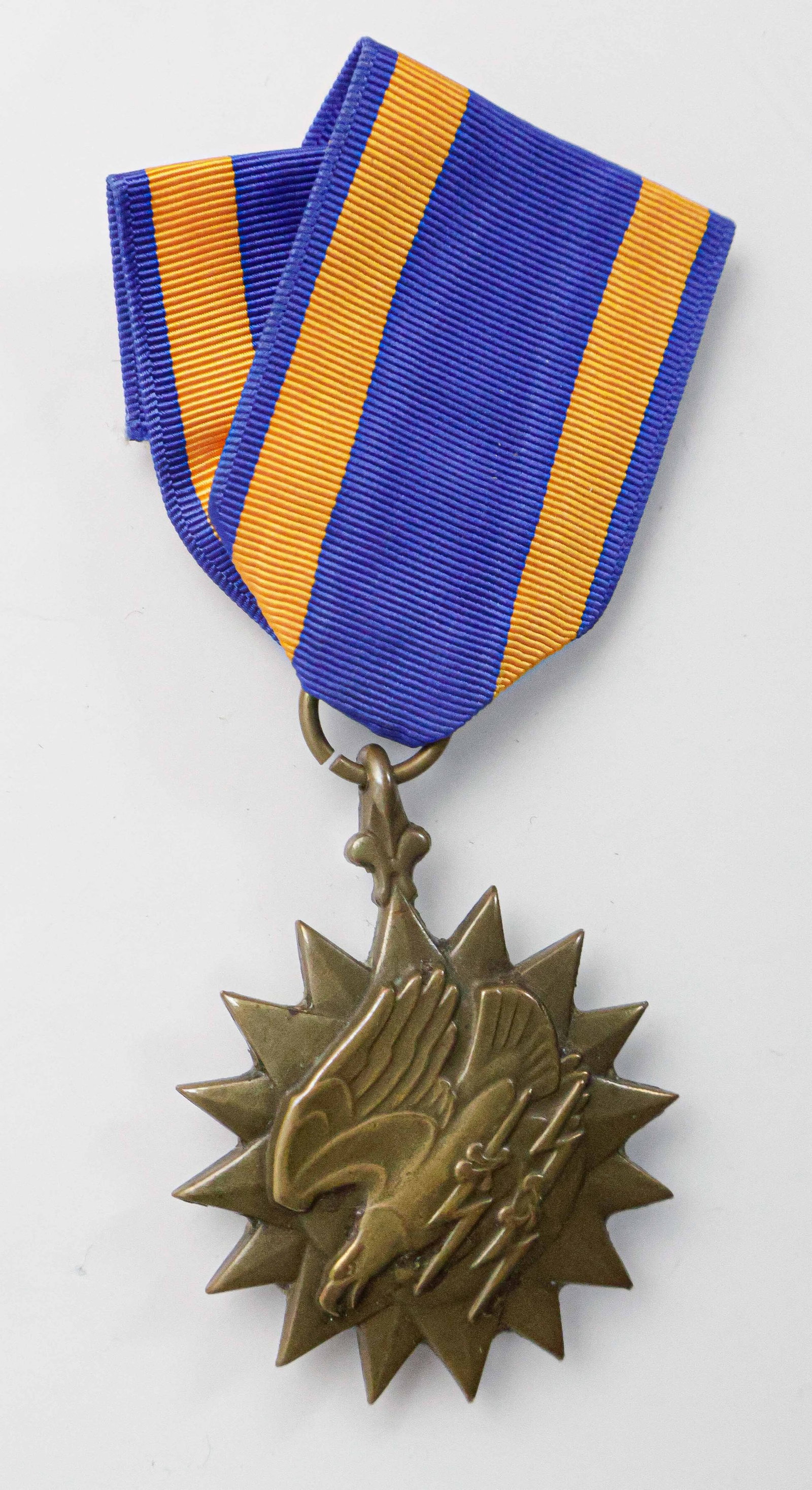 WORLD WAR II AIR MEDAL: American Air Medal, awarded for single acts of heroism or meritorious achievement while participating in aerial flight, of bronze construction in the shape of a compass rose depicting an eagle grippin