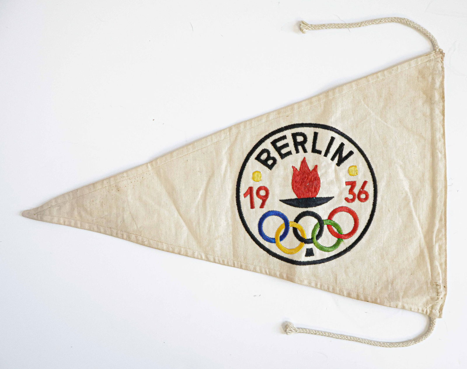 1936 BERLIN OLYMPICS PENNANT (1 of 2)