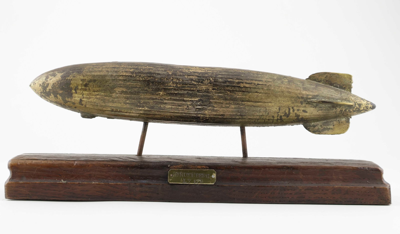 CAST METAL MODEL OF THE ZEPPELIN 'HINDENBURG' (1 of 2)