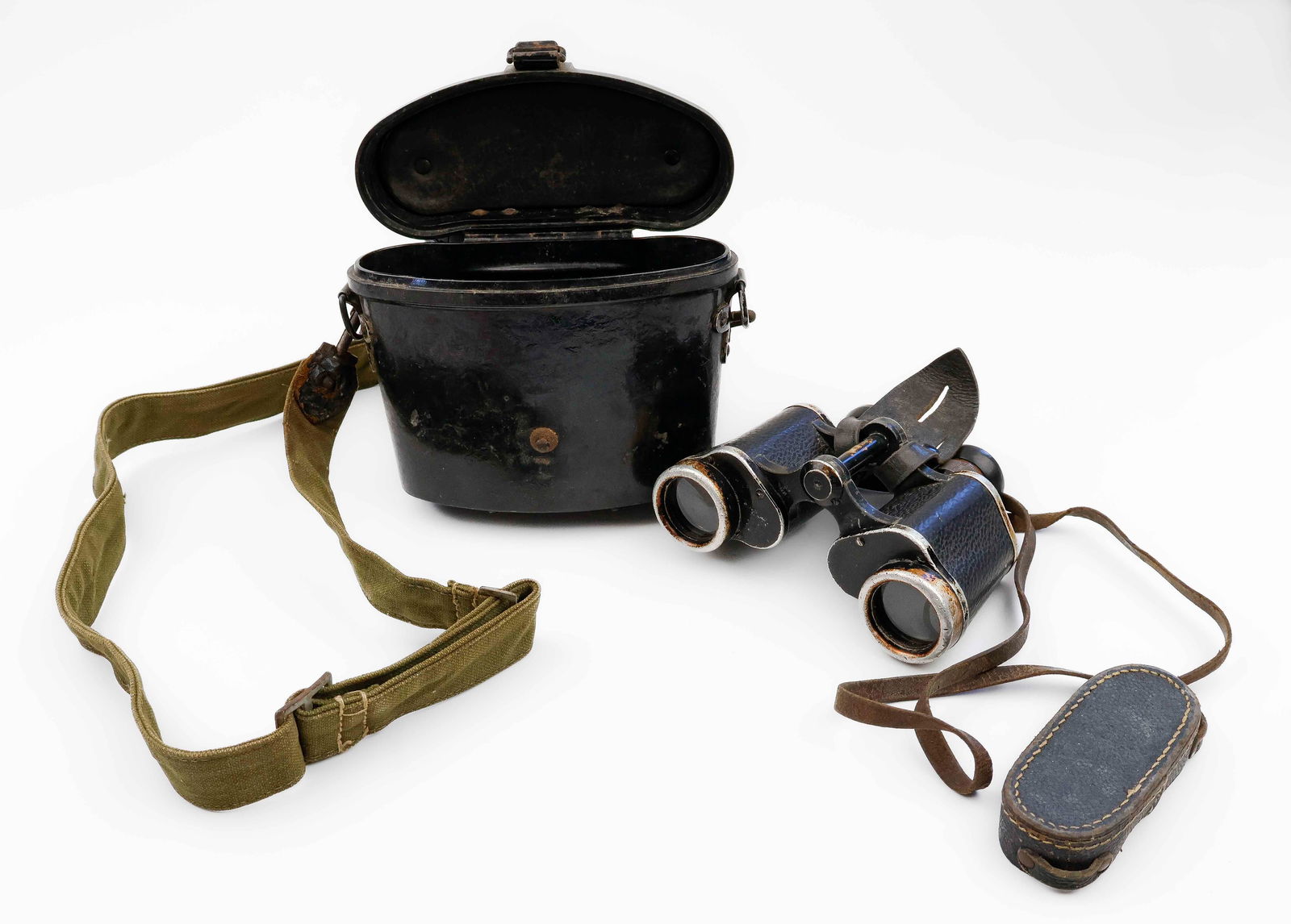 WEHRMACHT BINOCULARS: Pair of binoculars issued BY ‘CARL ZEISS JENA’ and stamped ‘Dienstglas 6 x 30 1922309 H/6400’. With original case bearing bread bag strap. Eyepieces need lubrication to determi
