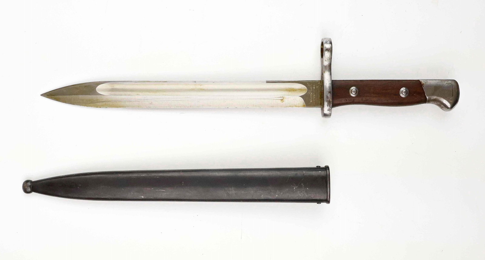 WWI CHILEAN MAUSER M1895 BAYONET & SCABBARD: Very nice World War I Chilean M1895 Mauser bayonet, 10 in. blade and 15 in. overall. Features a wooden grip and chromed blade, stamped on the crossguard ‘E1712’. The ricasso is maker marke